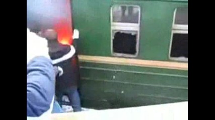 хулигани разбиват влак 