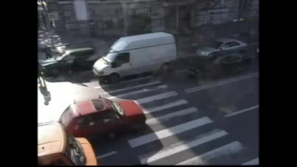 Кола блъска пешеходци край Ректората в София 