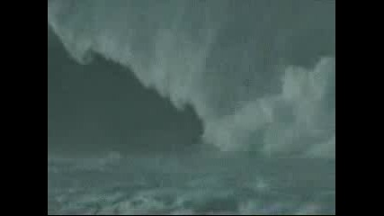 Сърфиране В Ужасна Буря