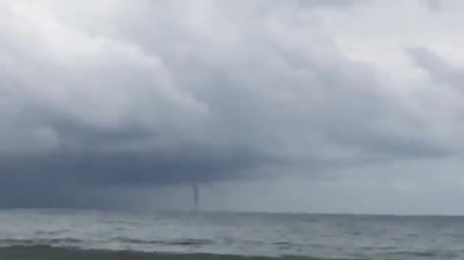 Торнадо се вихри в морето до Варна