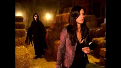 Маниашка снимка на Гейл Уедърс и Призрачното Лице от филма Писък 4 (2011)