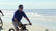 Байдън кара колело на о. Киауа, направи си селфи с плажуващи (ВИДЕО)