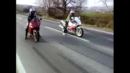 Honda F2 Vs Yamaha Fzr.mp4