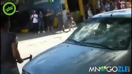 Женска ярост се изсипва върху автомобил