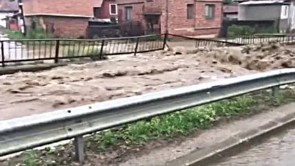Реки преливат в Пирдоп, обявиха бедствено положение