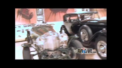 Човек колекционира коли и мотори - Мерцедес!