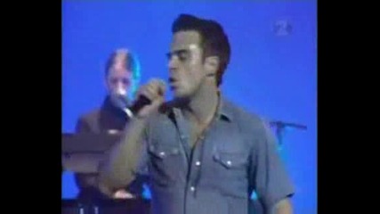 Robbie Williams - No Regrets (live in Aukland 2001)