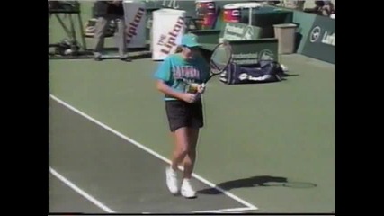 Andre Agassi играе срещу момиче, което гони топчетата - смях