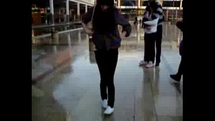 Емо момиче танцува crip walk