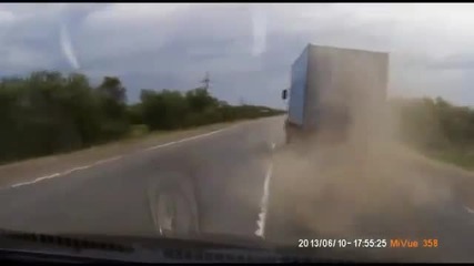 Голям камион губи гумата по пътя си