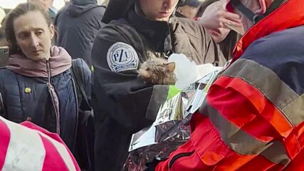 ЧУДО: Спасиха котка под руините на бомбардирана сграда в Киев (ВИДЕО)