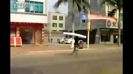 Момче си превозва матрака, докато кара колело