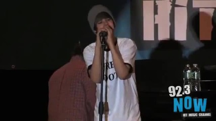 Justin Bieber - U Smile наживо в Long Beach Middle School