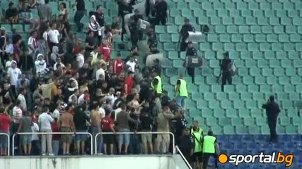 Бой в сектор В, феновете се замерят с факли