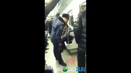 Украйнски полицай драйфа в метрото