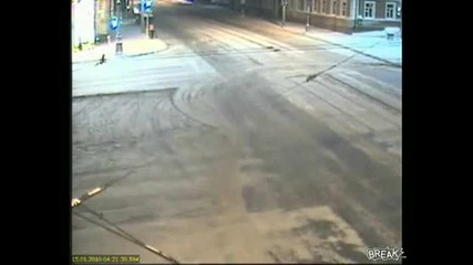 Една от най - бруталните катастрофи с такси! 