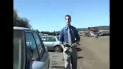 Журналист се опитва да разбие кола - много смях 