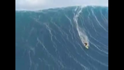 гигантска вълна и най - лудия сърфист! 