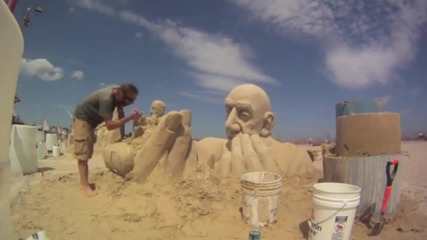 Скулптор прави страхотни фигури от пясък на плажа