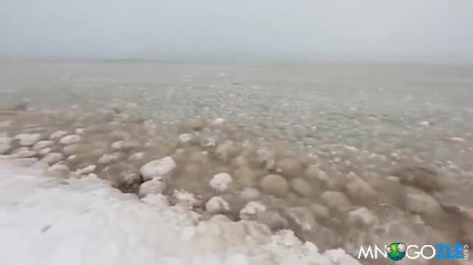 Замръзналите топки в езерото Мичиган
