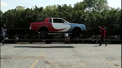 Кола скача на въже !