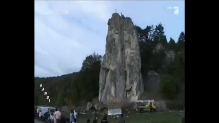 Скок от високо върху картонени кутии