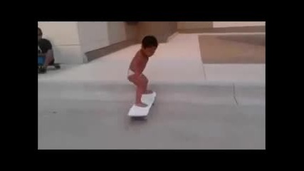 Удивителен малък 2-годишен скейтър...