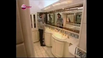 М излиза на среща с приятели и Инджи го вижда докато разхожда Мелек