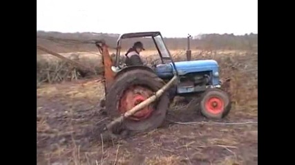 Как се вади трактор от дълбока кал