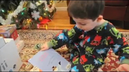 Дете Недоволно От Подаръка Си За Коледа!