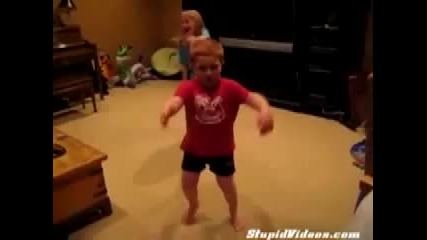 Деца се изкъртват на Dubstep
