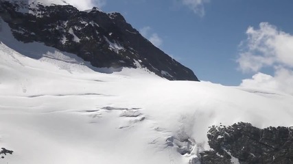 Красиви гледки от високо на Швейцарските Алпи