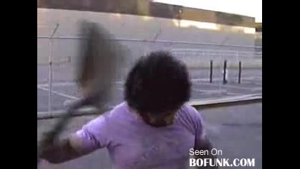 Човек кара Мустанг и после се бие по главата с лопата 