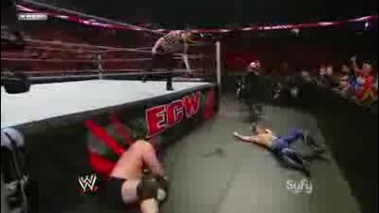 Wwe Ecw 12/29/09 - Владимир К. напада Езикиел Джаксън + Евън Борн срещу Майк Кнокс *1/2* 