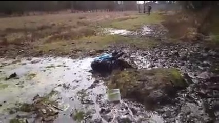Момиче се пребива и пада в кал