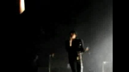 Gerard Way Feat. Rihanna - Umbrella