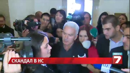 Скандал между " Атака " и протестиращи в парламента