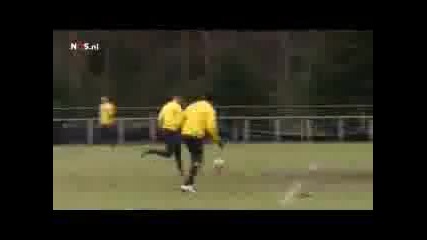 Футболист показва изключителна техника!