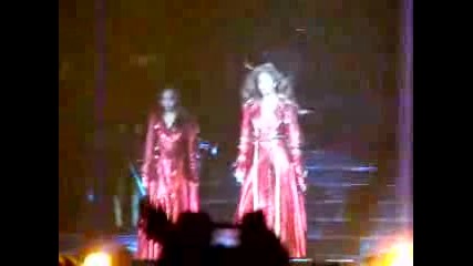 Beyonce Пада По Стълбите На Концерта Си