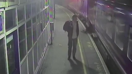 Мъж падна под движещ се влак и оцеля