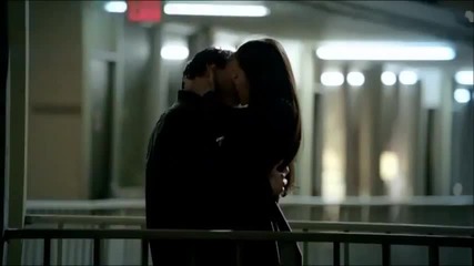 3x19 Elena kisses Damon