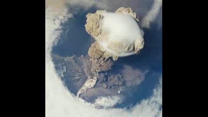 Изригване на вулкан заснето от космоса