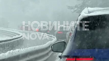 Тежка зимна обстановка в страната: Затворени пътища, закъсали тирове и ограничено движение