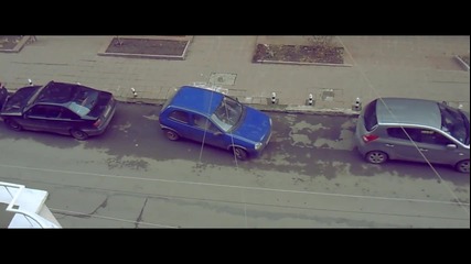 Пияница се опитва да паркира