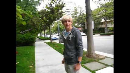 One Direction - Niall отива да си купува храна