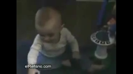 Бебе пърди и после плаче ! ( луд смях )