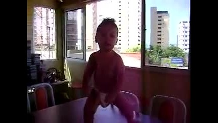 Изумително!бебе танцува Самба 