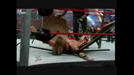 гробаря (undertaker) прaви на острието (edge) последно причастие от стълба - one night stand 2008