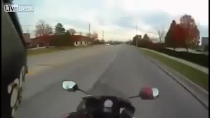 Моментът, в който този моторист разбра, че мотора му изобщо не може да върви!