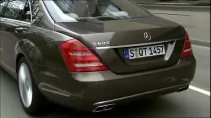 Мерцедес - Бенц S 600 в движение 